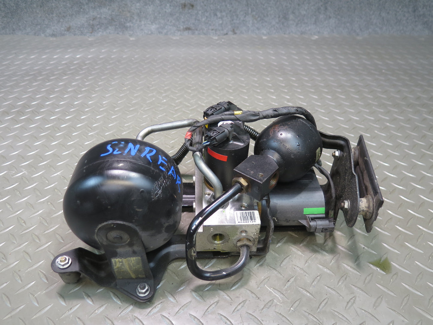 03-06 Mercedes R230 SL Rear ABC Hydraulic Suspension Valve Block Pump OEM