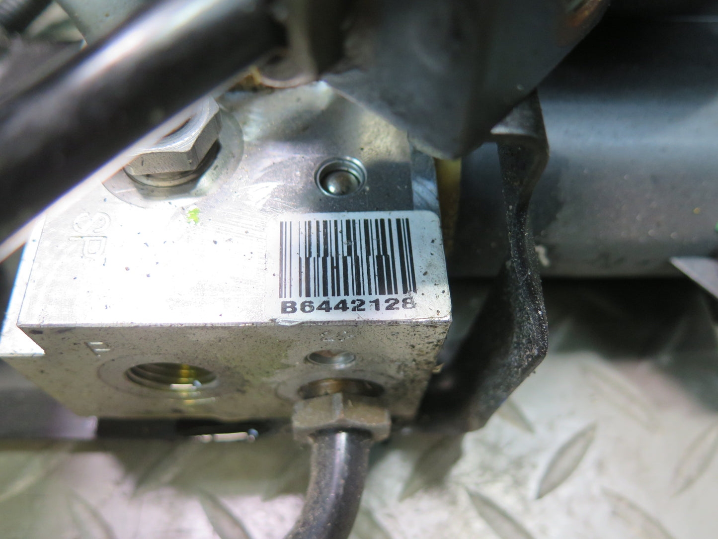 03-06 Mercedes R230 SL Rear ABC Hydraulic Suspension Valve Block Pump OEM