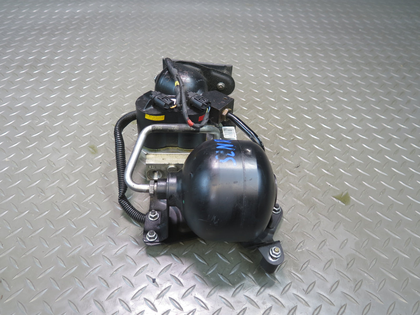 03-06 Mercedes R230 SL Rear ABC Hydraulic Suspension Valve Block Pump OEM