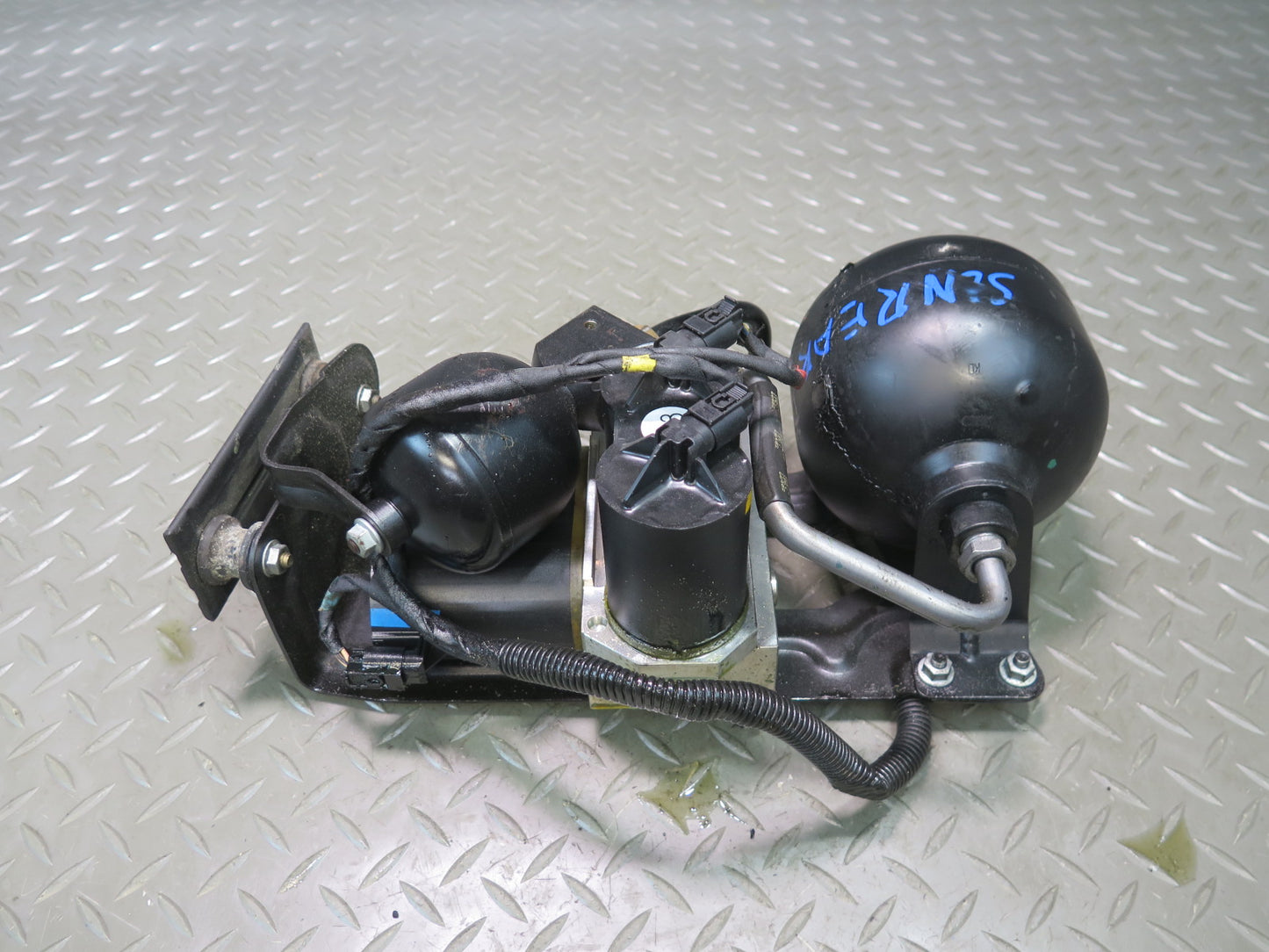 03-06 Mercedes R230 SL Rear ABC Hydraulic Suspension Valve Block Pump OEM