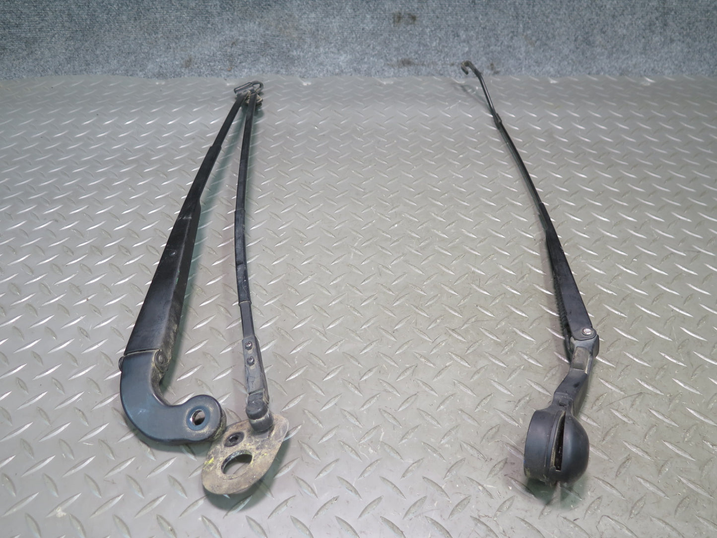95-00 Toyota Celsior UCF20 RHD Front Left & Right Windshield Wiper Arm Set OEM