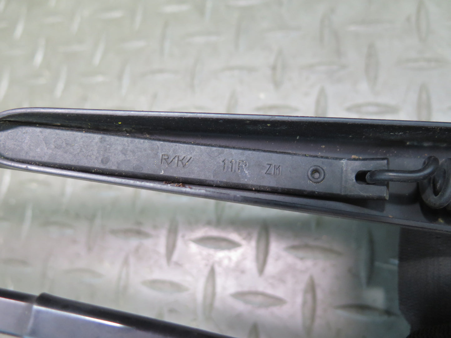 95-00 Toyota Celsior UCF20 RHD Front Left & Right Windshield Wiper Arm Set OEM