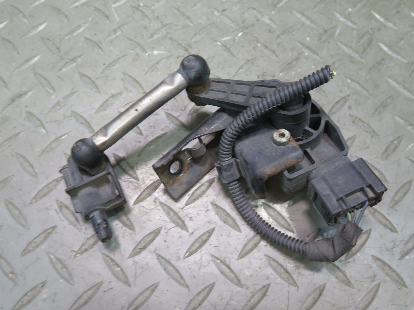 2010-2016 Porsche Panamera 970 Front Left Side Suspension Height Level Sensor