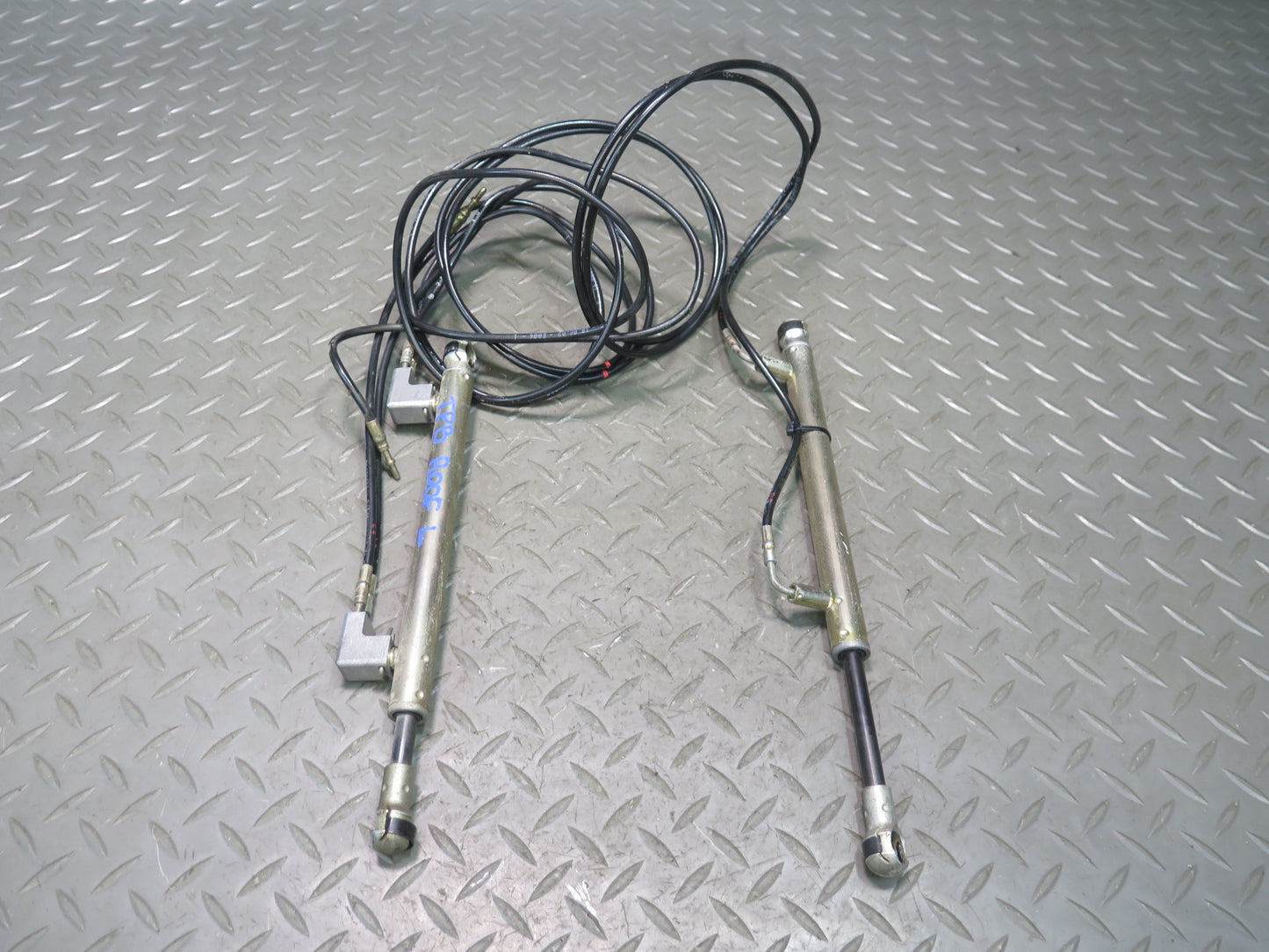 01-06 BMW E46 330ci Convert Set of 2 TOP Roof Tensioner Hydraulic Cylinder OEM