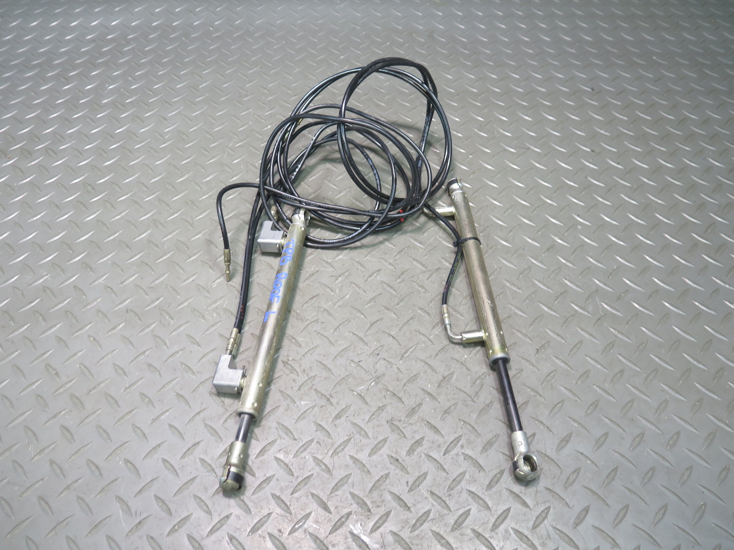 01-06 BMW E46 330ci Convert Set of 2 TOP Roof Tensioner Hydraulic Cylinder OEM