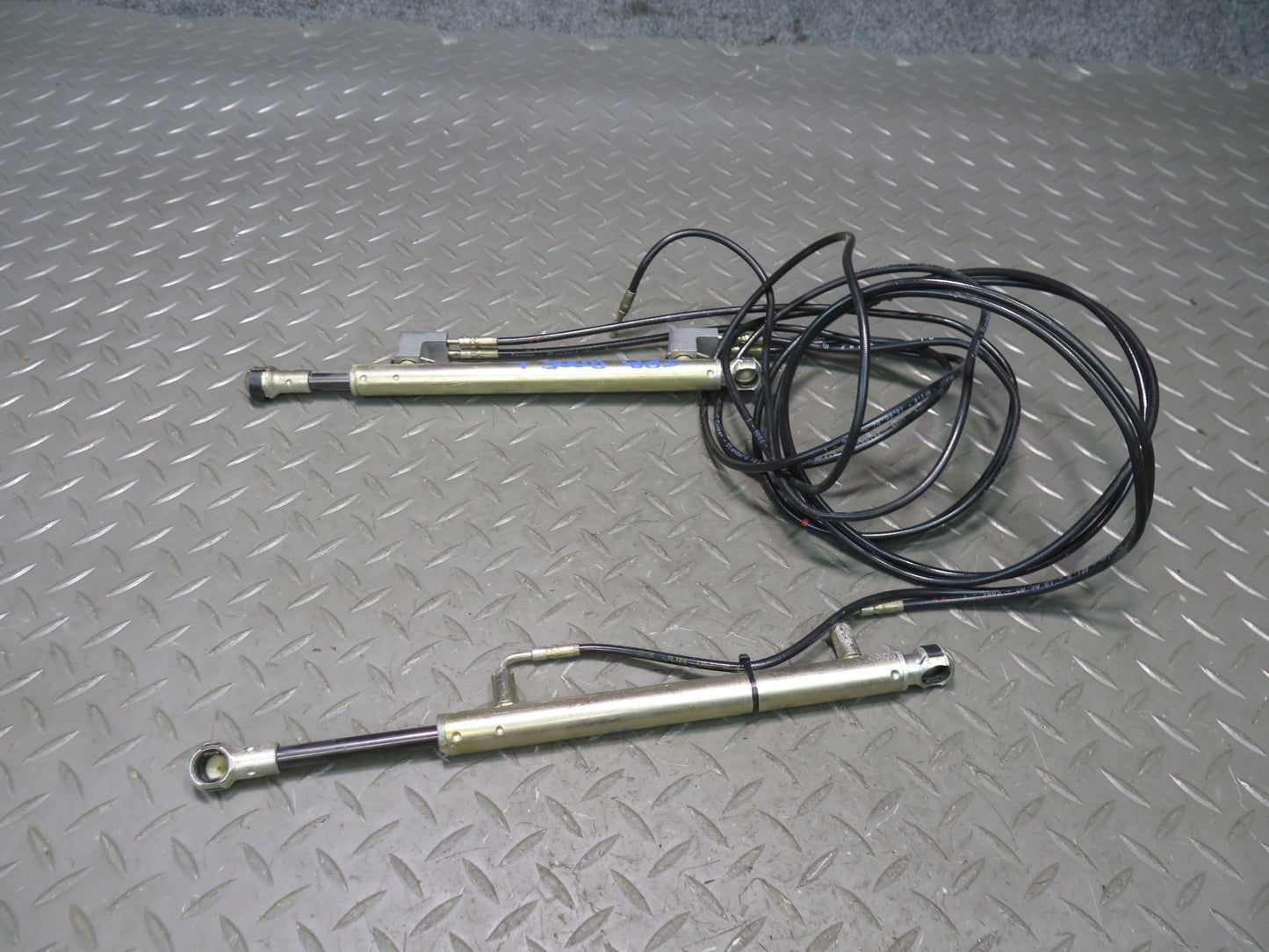 01-06 BMW E46 330ci Convert Set of 2 TOP Roof Tensioner Hydraulic Cylinder OEM