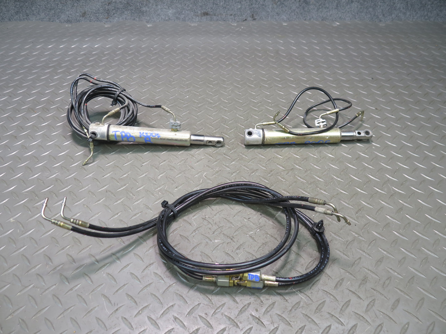 01-06 BMW E46 330ci Convertible Set of 2 TOP Roof Hydraulic Cylinder w Hose OEM