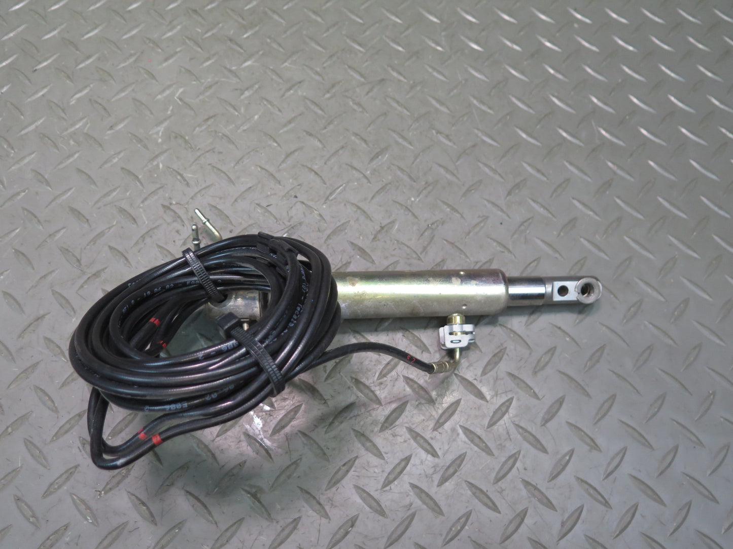 01-06 BMW E46 330ci Convertible Set of 2 TOP Roof Hydraulic Cylinder w Hose OEM