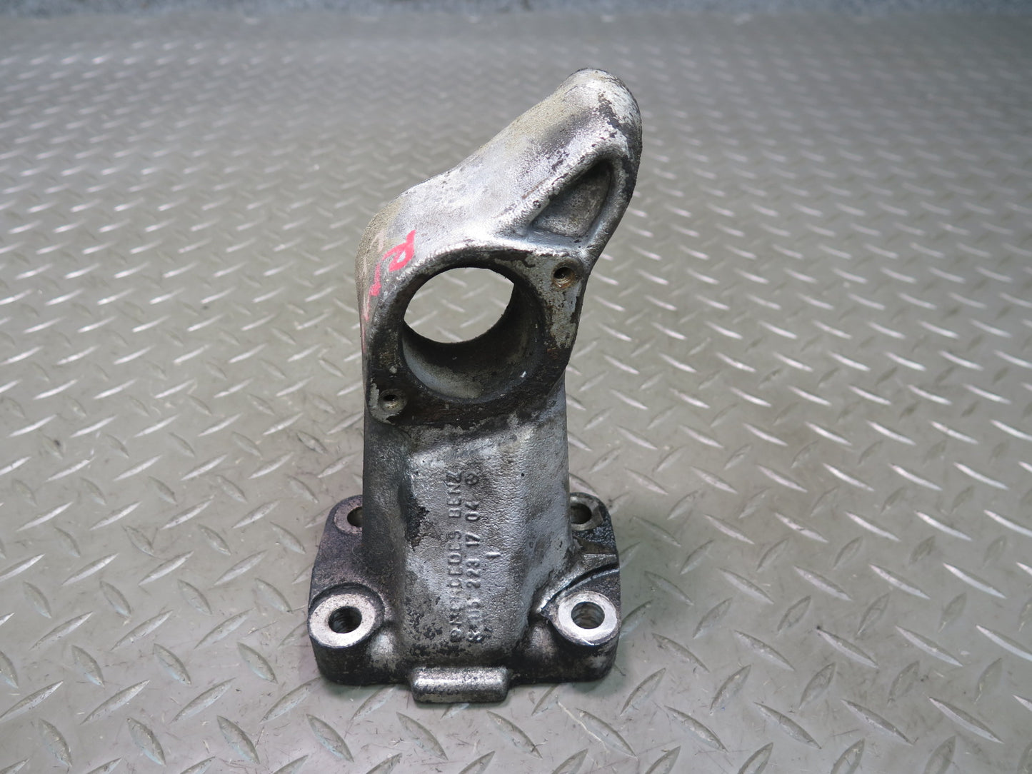 81-85 Mercedes W123 300D OM617 Diesel Engine Left Mount Bracket Support OEM