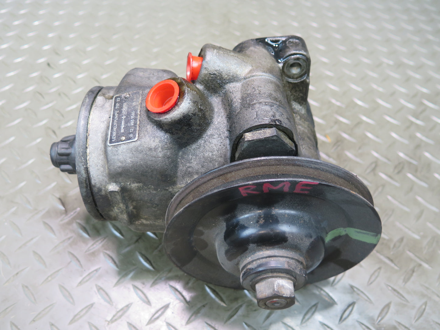 81-85 Mercedes W123 300D OM617 Power Steering Pump 1264601580 OEM