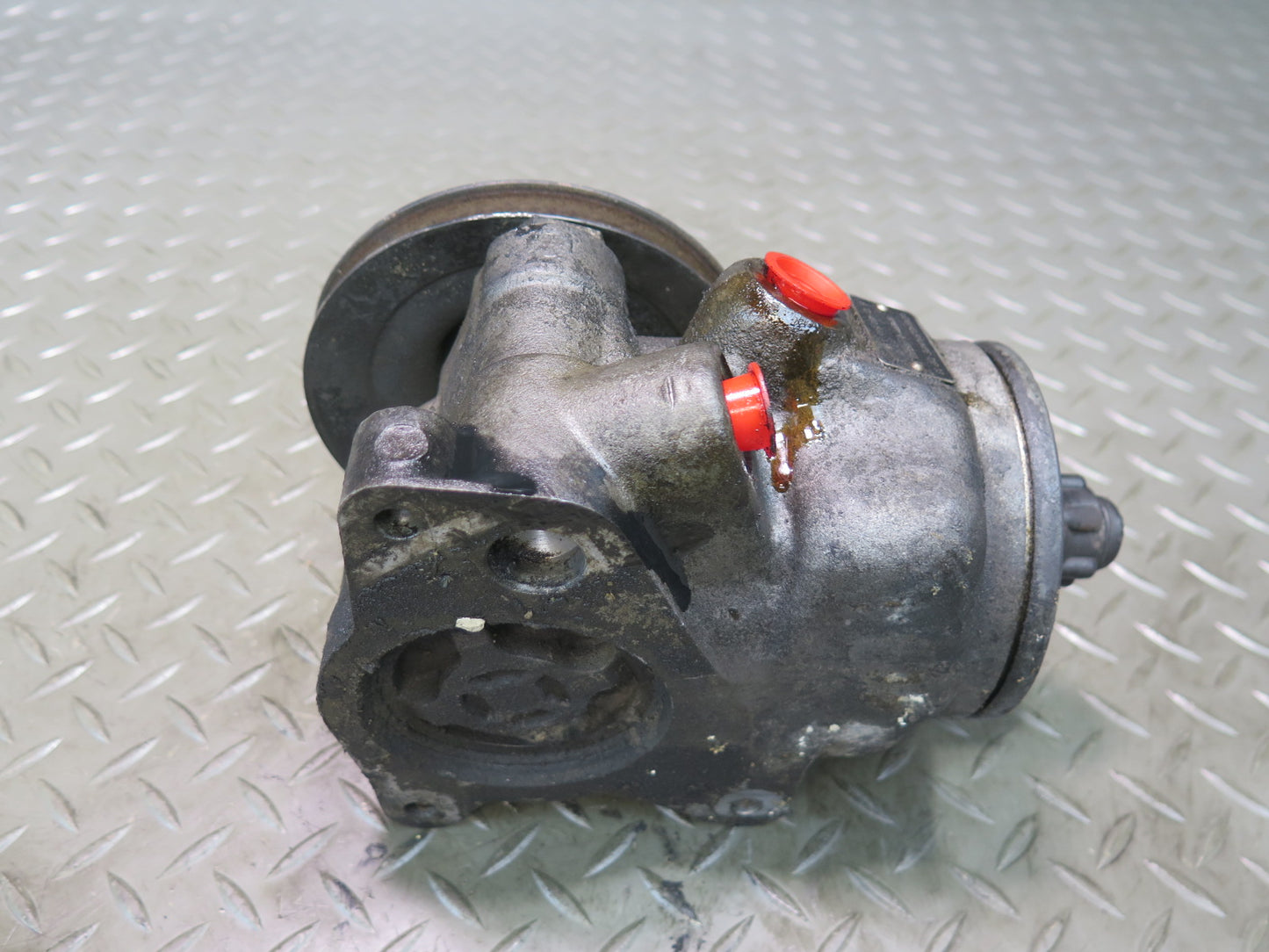 81-85 Mercedes W123 300D OM617 Power Steering Pump 1264601580 OEM