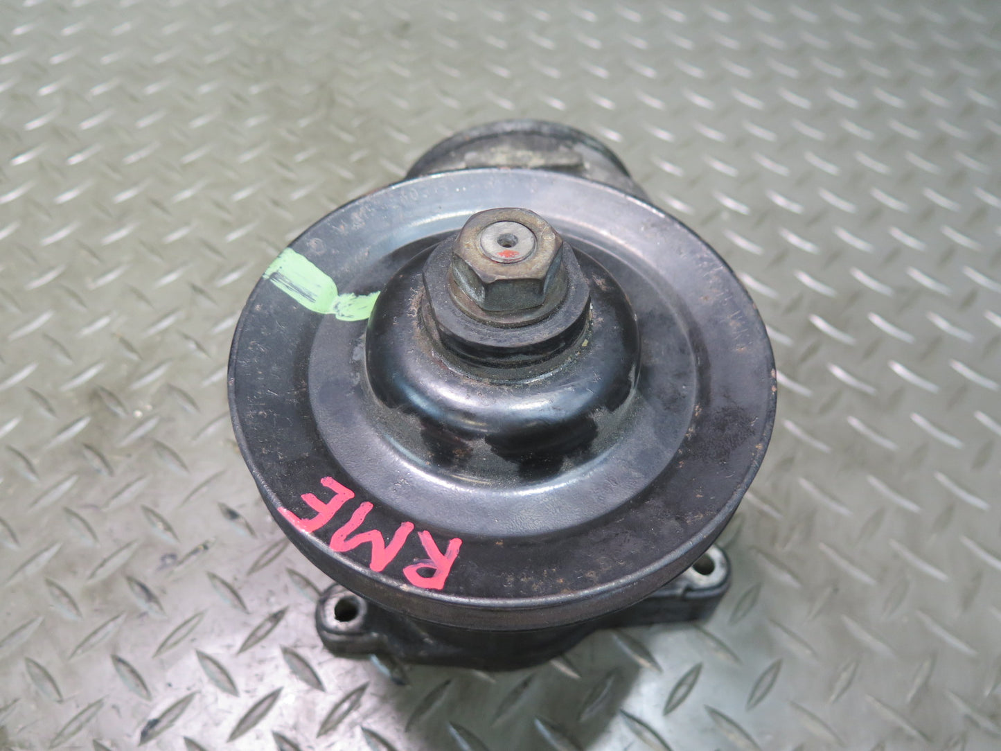 81-85 Mercedes W123 300D OM617 Power Steering Pump 1264601580 OEM