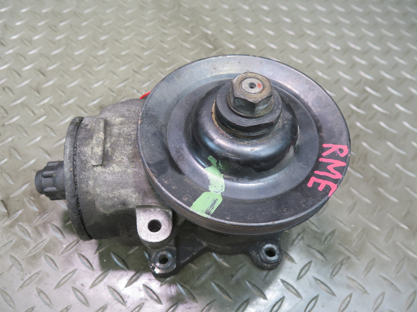 81-85 Mercedes W123 300D OM617 Power Steering Pump 1264601580 OEM