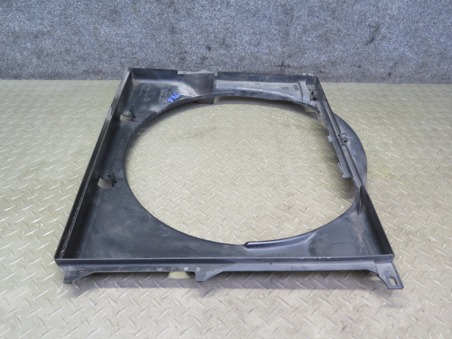 94-99 BMW E36 325iC 328iC Engine Radiator Cooling Fan Motor Shroud 1723031 OEM