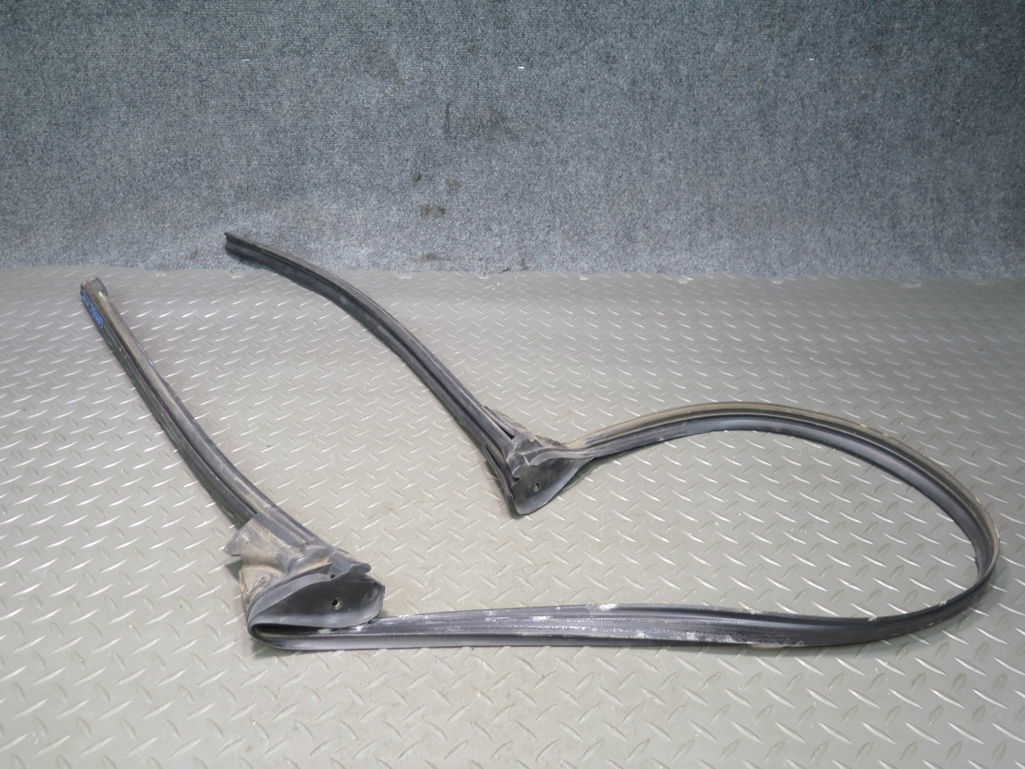 94-02 Mercedes R129 Front Windshield Weatherstrip Rubber Seal OEM
