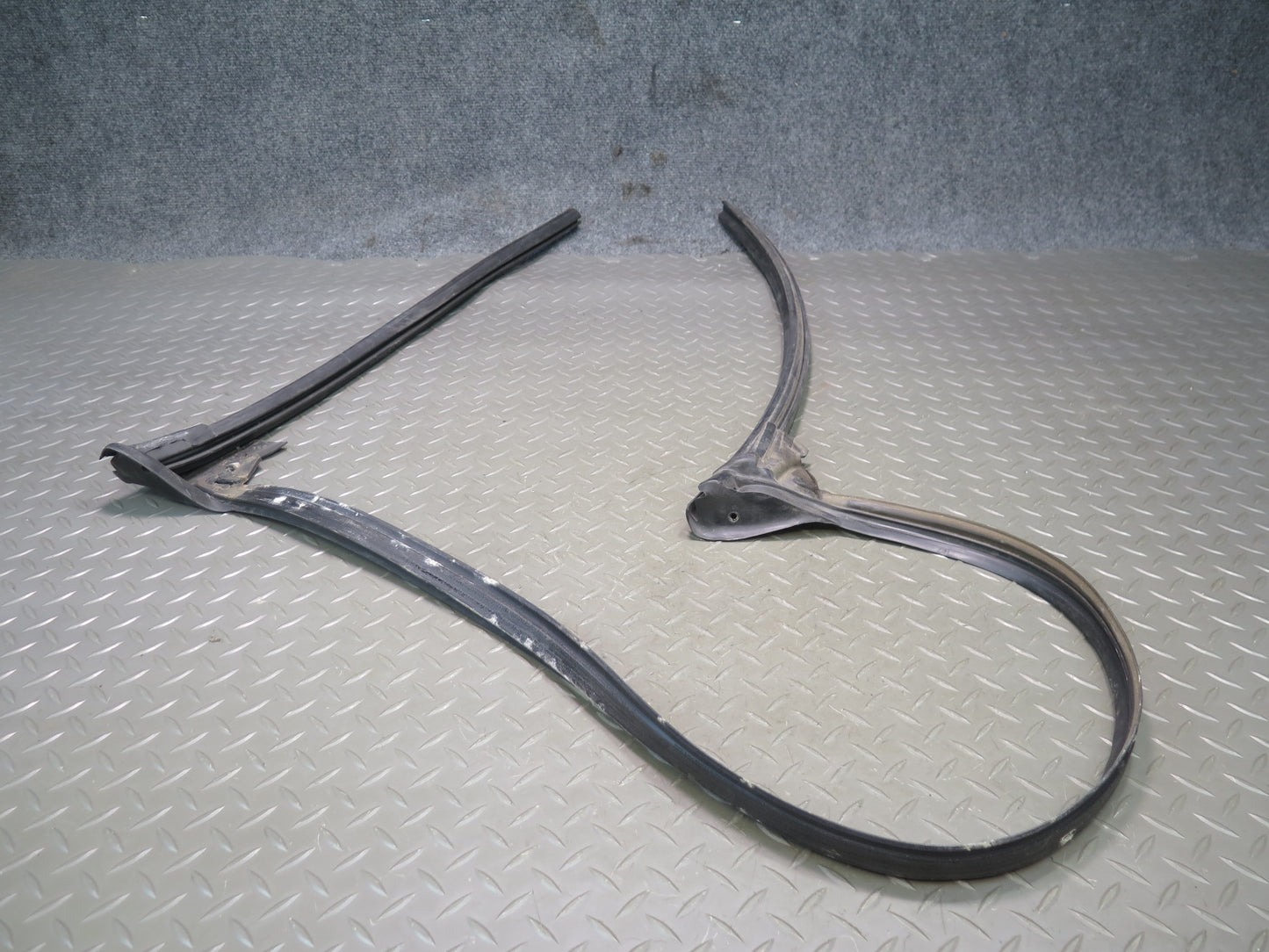 94-02 Mercedes R129 Front Windshield Weatherstrip Rubber Seal OEM