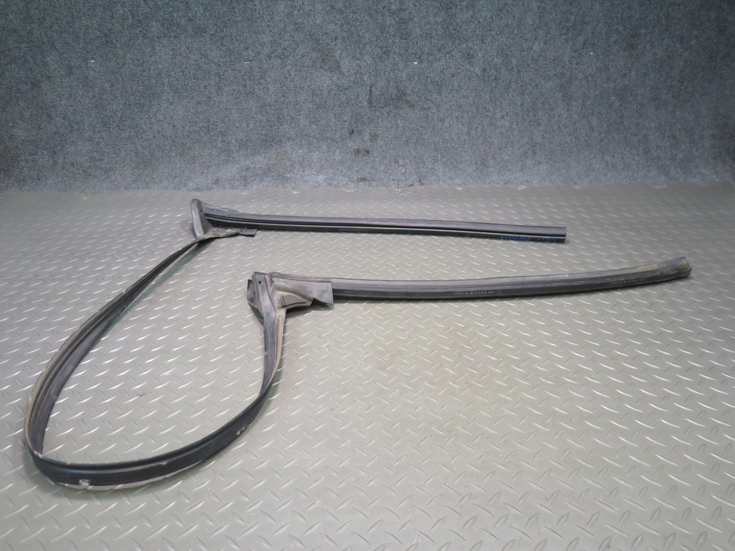 94-02 Mercedes R129 Front Windshield Weatherstrip Rubber Seal OEM