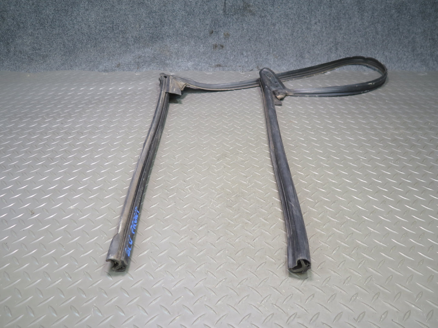 94-02 Mercedes R129 Front Windshield Weatherstrip Rubber Seal OEM