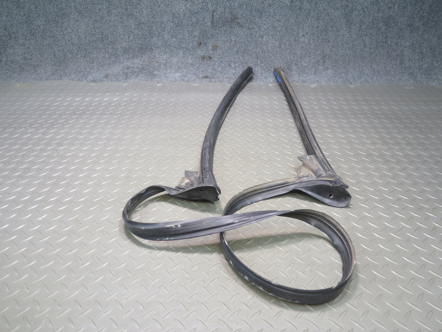 94-02 Mercedes R129 Front Windshield Weatherstrip Rubber Seal OEM