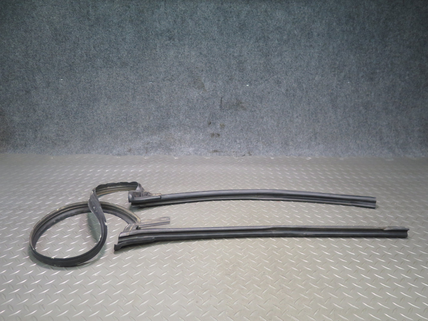 94-02 Mercedes R129 Front Windshield Weatherstrip Rubber Seal OEM