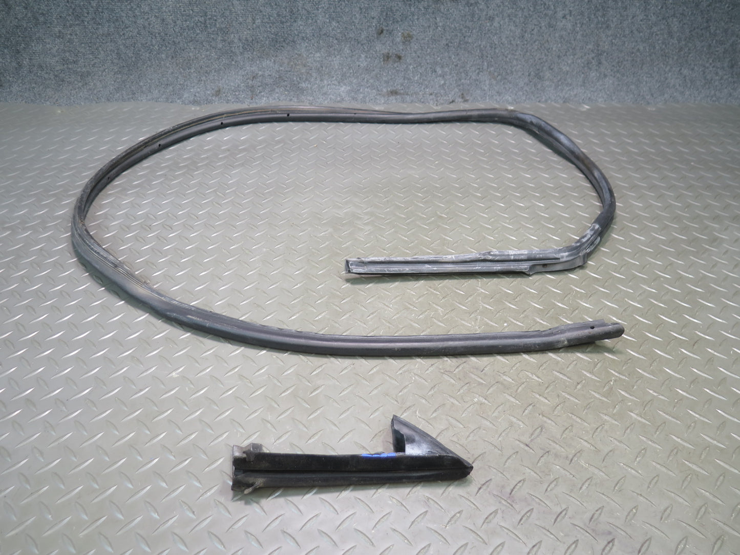94-02 Mercedes R129 Sl-class Right Door Window Weatherstrip Rubber Seal Set