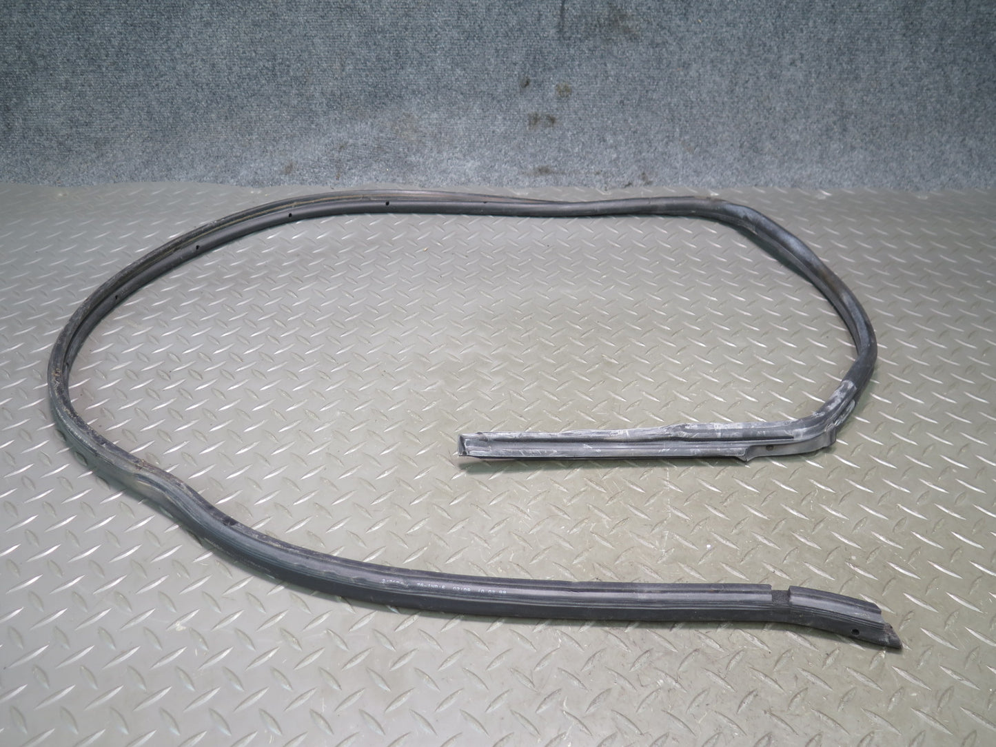 94-02 Mercedes R129 Sl-class Right Door Window Weatherstrip Rubber Seal Set