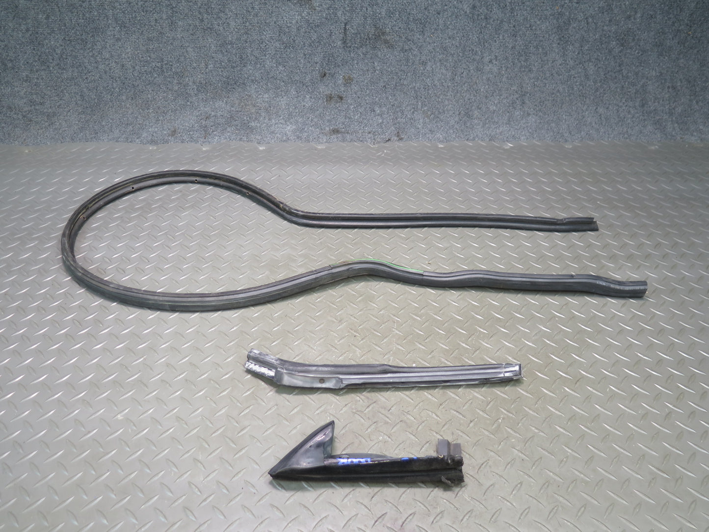 94-02 Mercedes R129 Sl-class Left Door Window Weatherstrip Rubber Seal Set