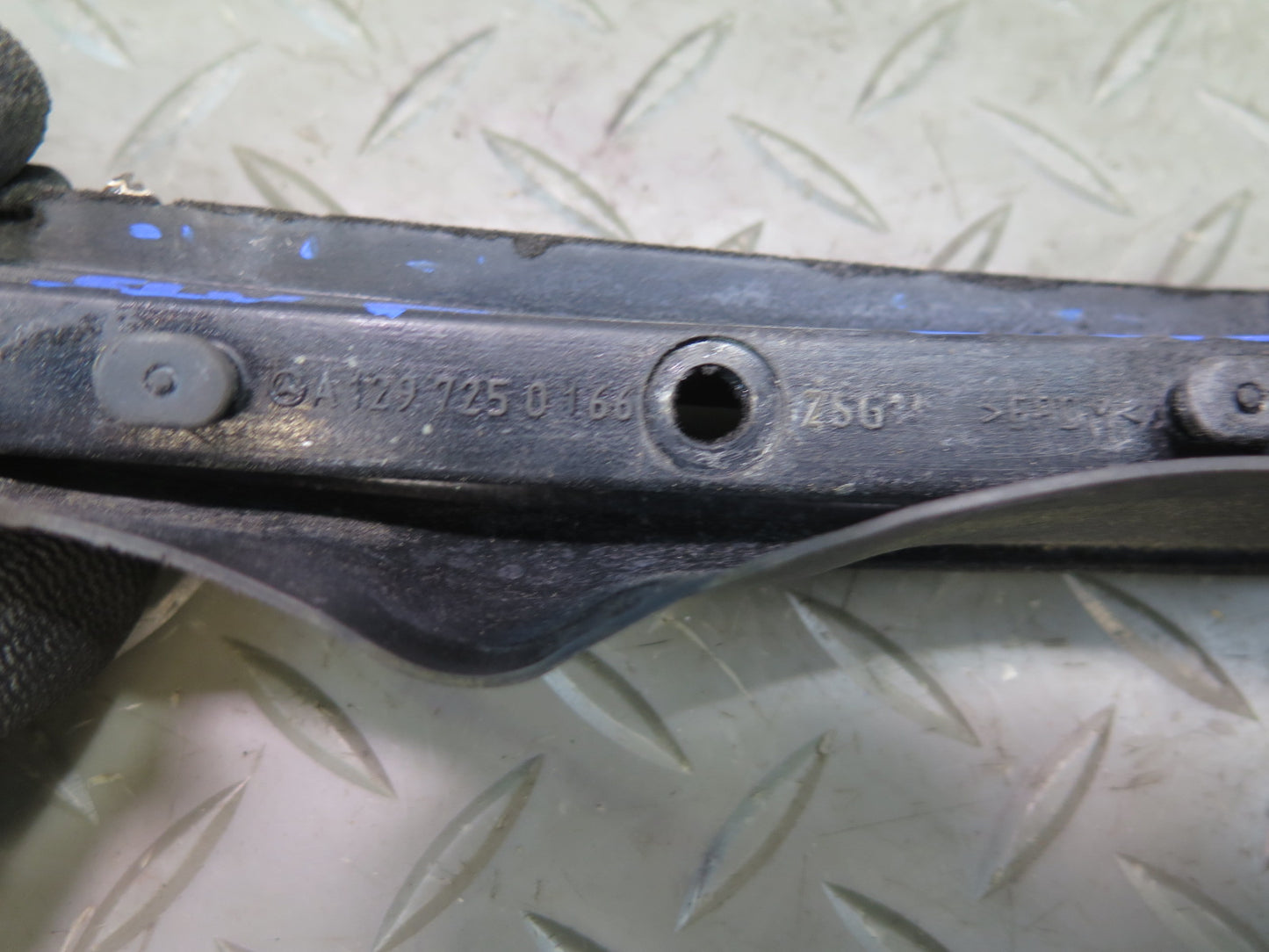 94-02 Mercedes R129 Sl-class Left Door Window Weatherstrip Rubber Seal Set