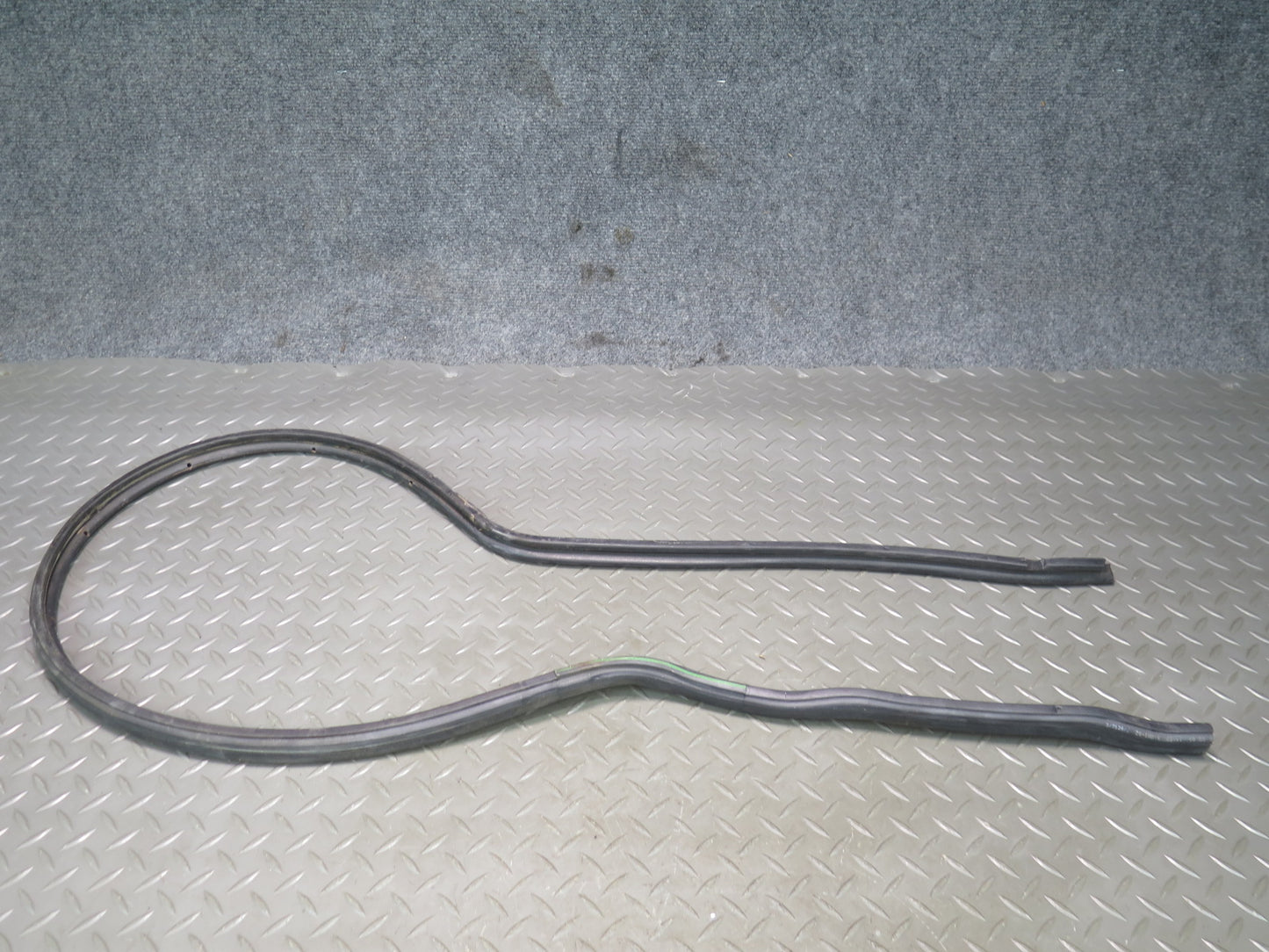 94-02 Mercedes R129 Sl-class Left Door Window Weatherstrip Rubber Seal Set