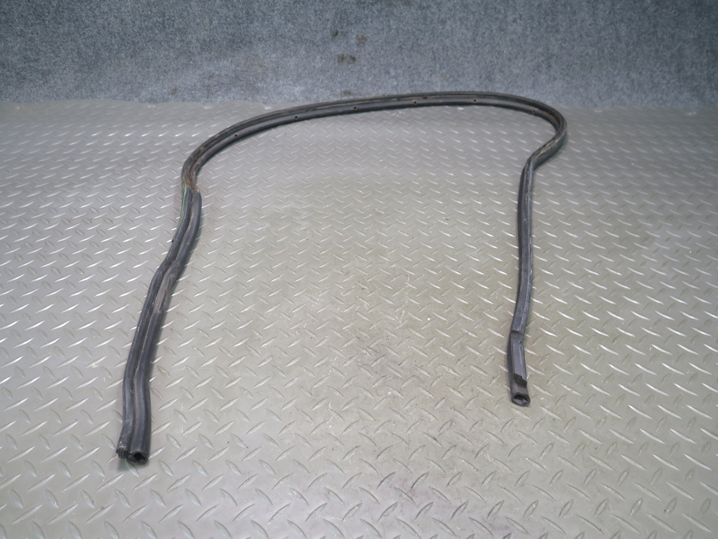 94-02 Mercedes R129 Sl-class Left Door Window Weatherstrip Rubber Seal Set