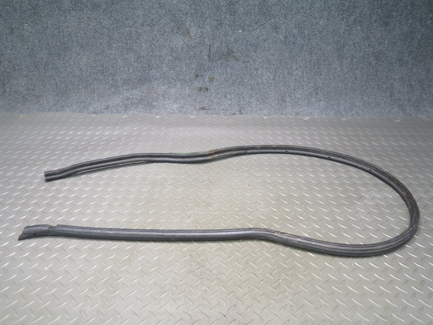 94-02 Mercedes R129 Sl-class Left Door Window Weatherstrip Rubber Seal Set