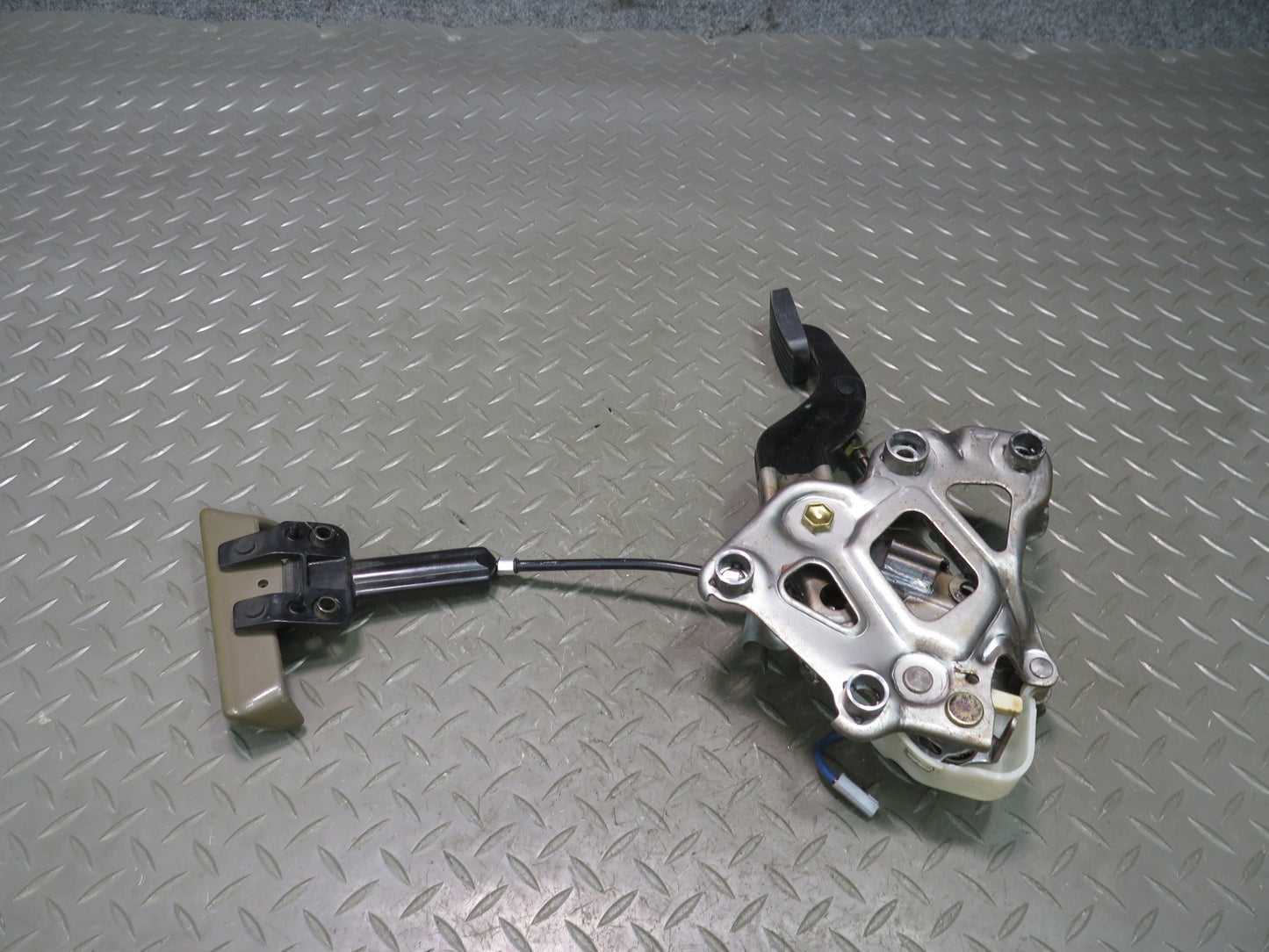 98-00 Lexus LS400 Emergency Parking Brake Pedal w Release Handle Set OEM