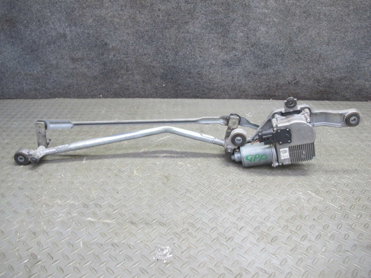 2010-2016 Porsche Panamera 970 Front Windshield Wiper Transmission Linkage Motor