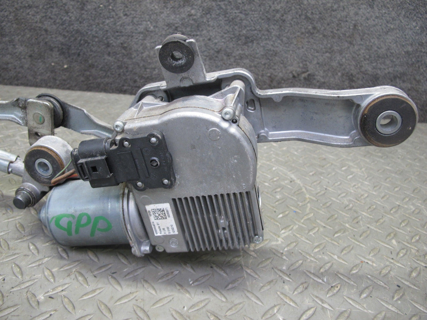 2010-2016 Porsche Panamera 970 Front Windshield Wiper Transmission Linkage Motor