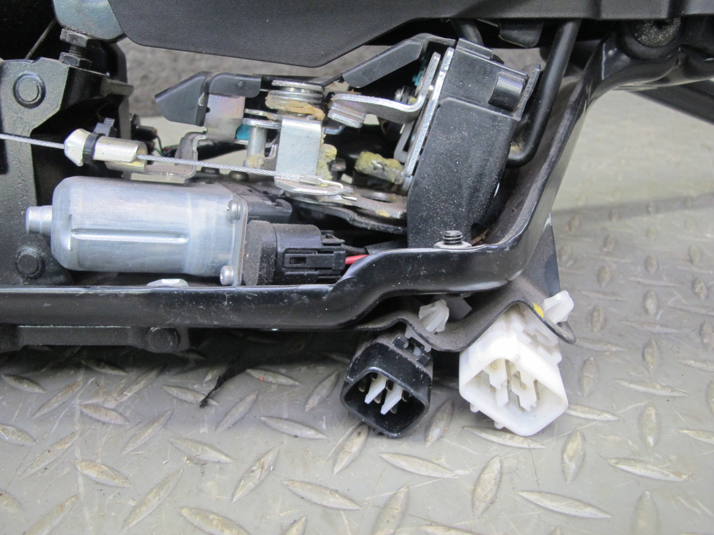 10-13 Lexus GSE20L IS350 IS250 Convertible Rear Left Trunk Lid Hinge w Motor OEM