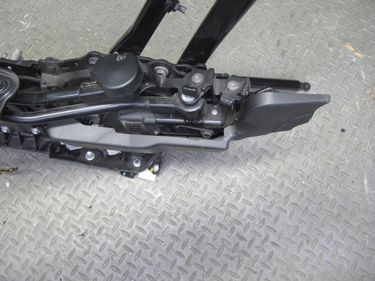 10-13 Lexus GSE20L IS350 IS250 Convertible Rear Left Trunk Lid Hinge w Motor OEM