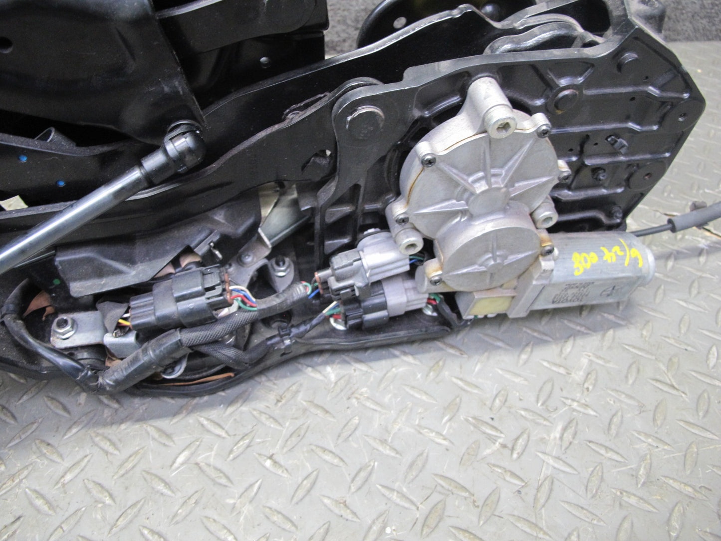 10-13 Lexus GSE20L IS350 IS250 Convertible Rear Left Trunk Lid Hinge w Motor OEM