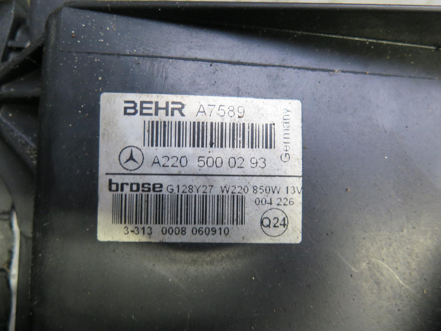 03-08 Mercedes R230 SL600 M275 Engine Radiator A/C Condenser Oil Cooler Fan Assy
