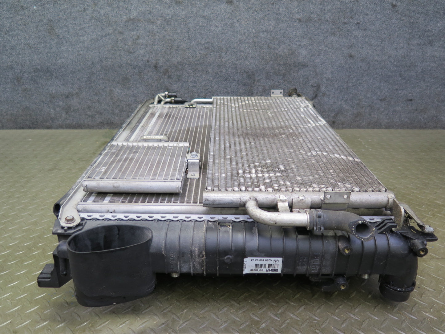 03-08 Mercedes R230 SL600 M275 Engine Radiator A/C Condenser Oil Cooler Fan Assy