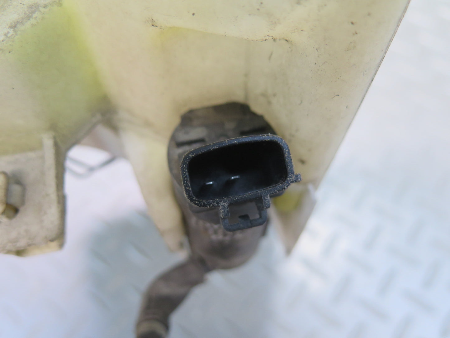 95-00 Lexus UCF20L LS400 Windshield Wiper Washer Reservoir Tank w Pump OEM