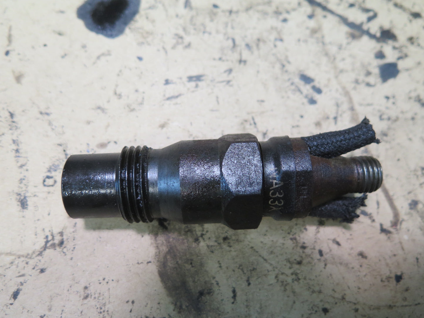 82-85 Mercedes W123 300D 3.0L OM617 Engine Fuel Injector w Hard Lines Set OEM