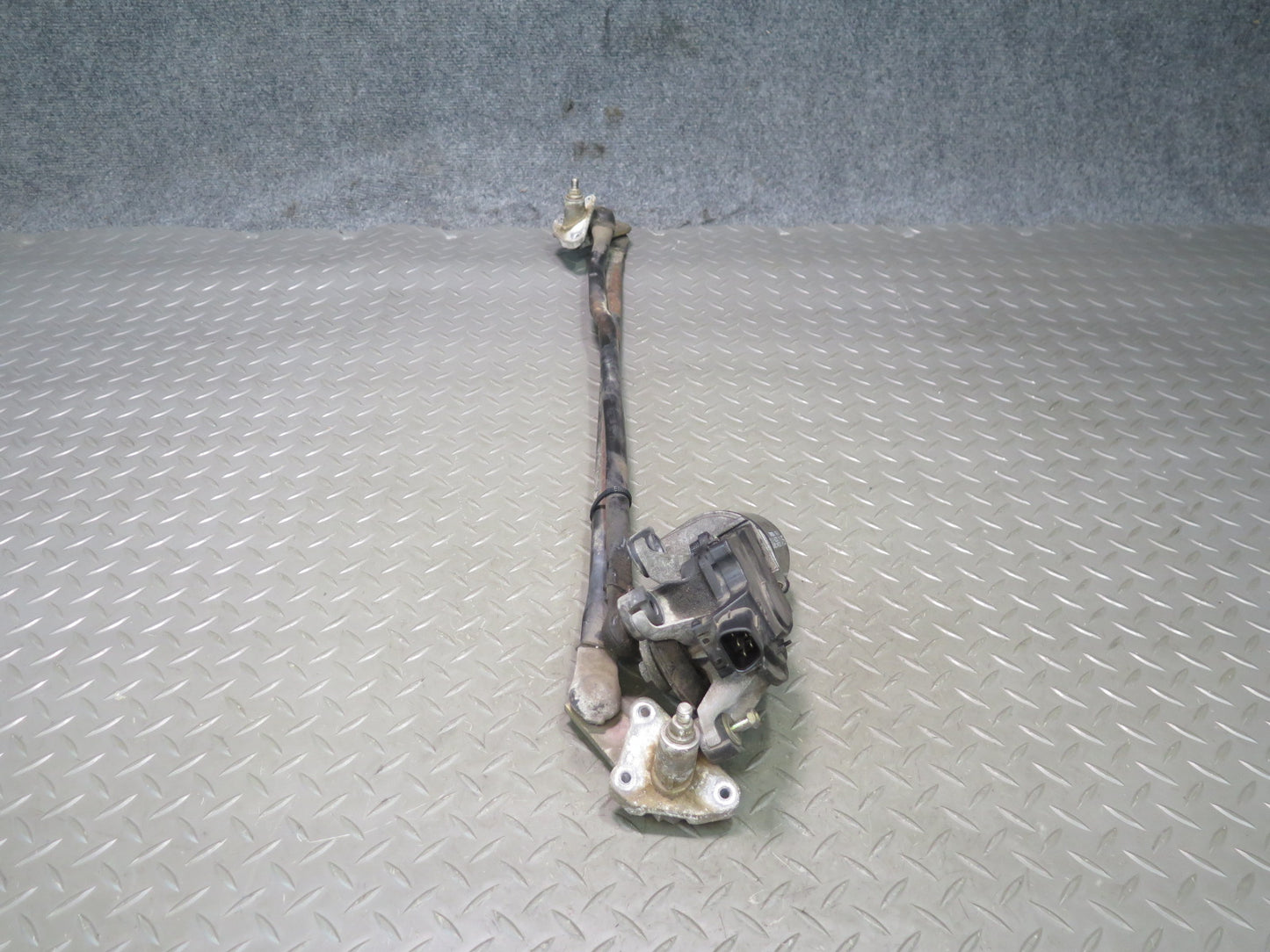 98-07 Lexus UZJ100L LX470 Front Windshield Wiper Transmission Linkage w Motor