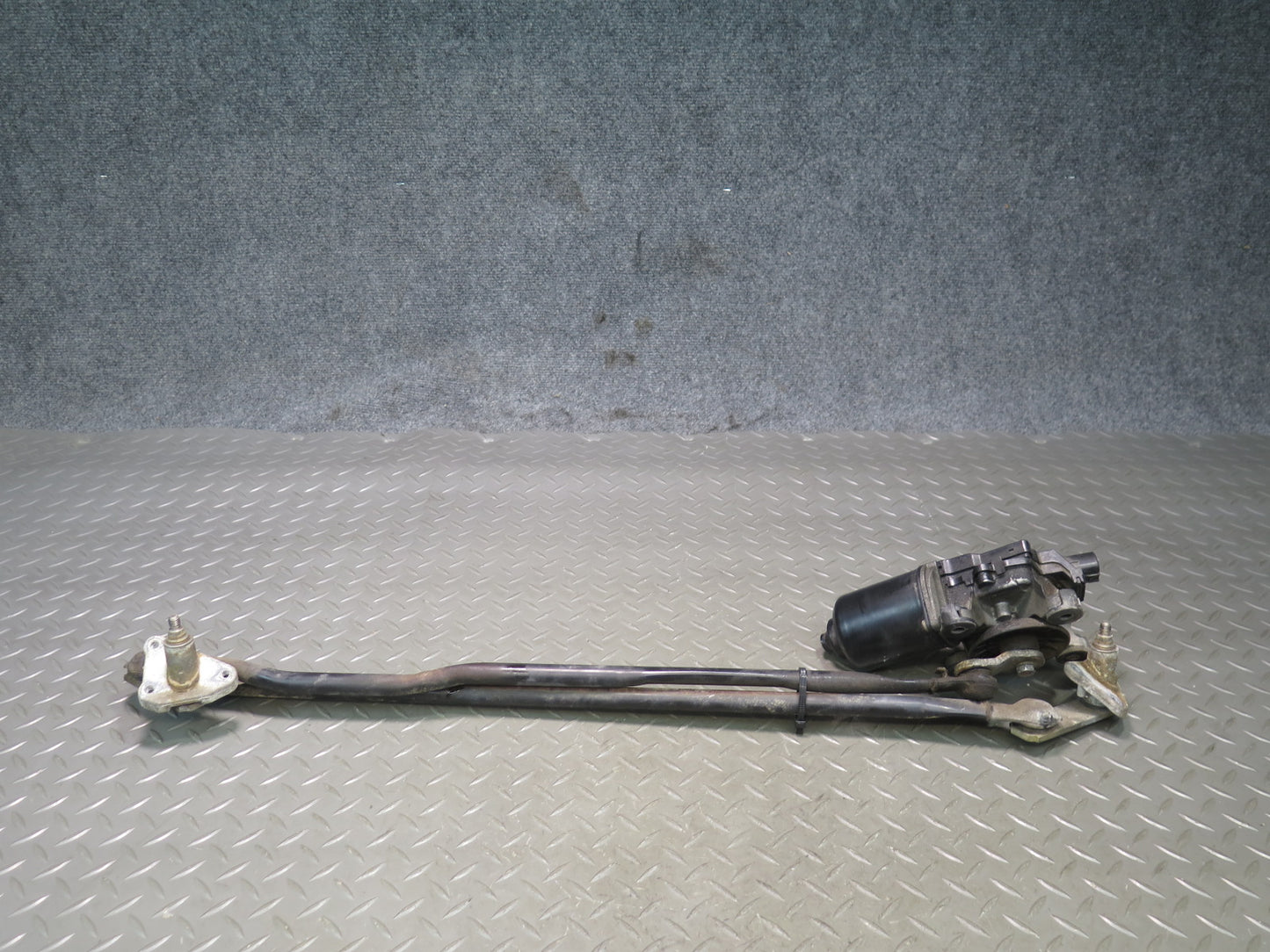 98-07 Lexus UZJ100L LX470 Front Windshield Wiper Transmission Linkage w Motor