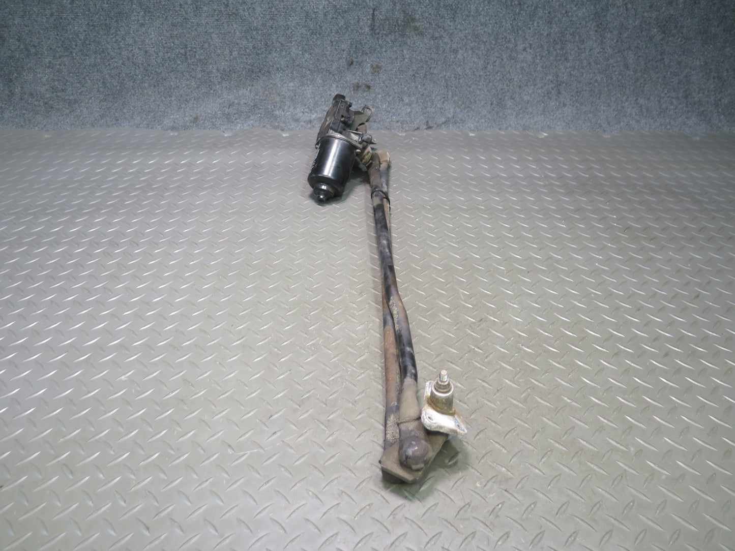 98-07 Lexus UZJ100L LX470 Front Windshield Wiper Transmission Linkage w Motor