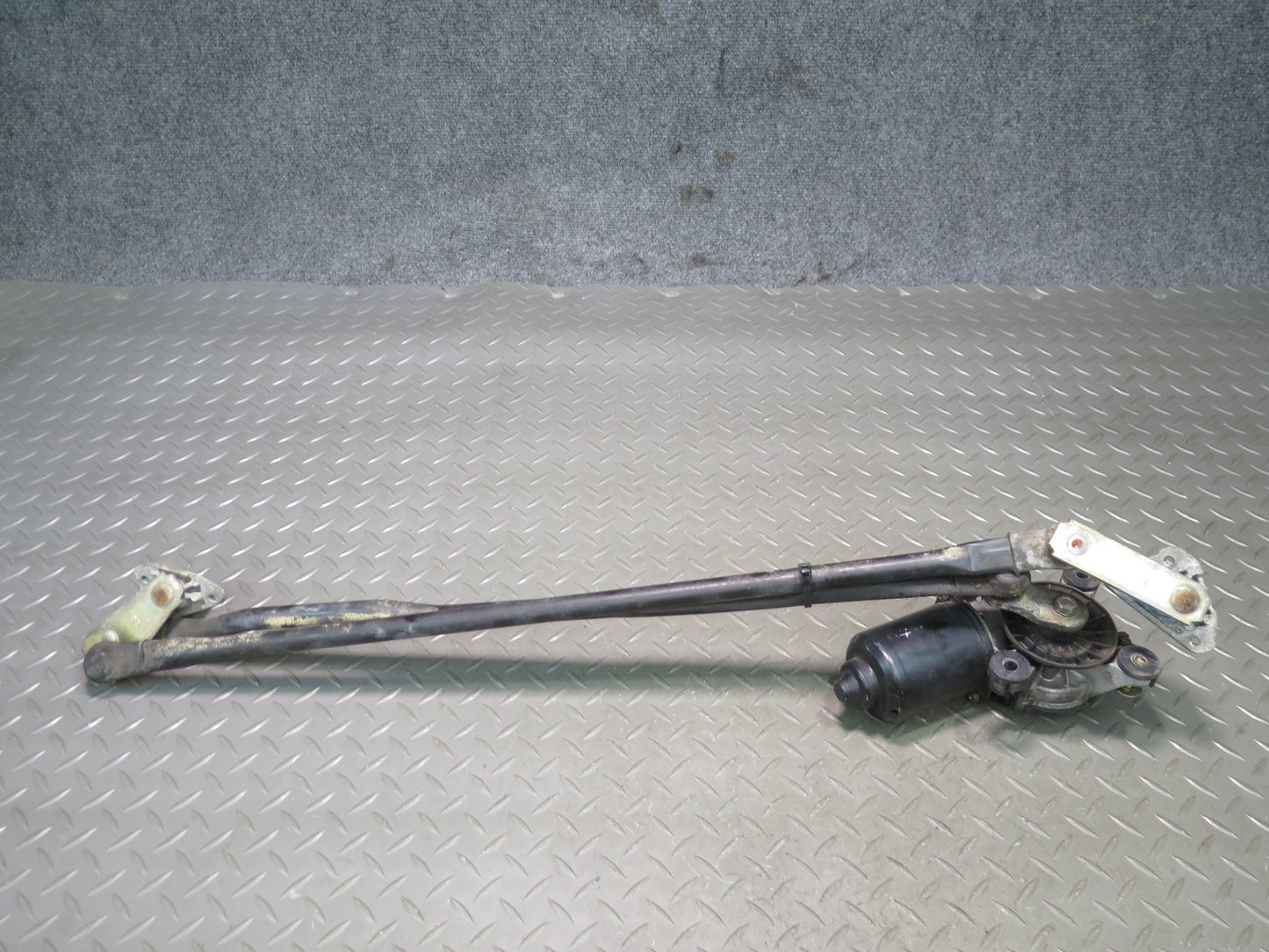 98-07 Lexus UZJ100L LX470 Front Windshield Wiper Transmission Linkage w Motor