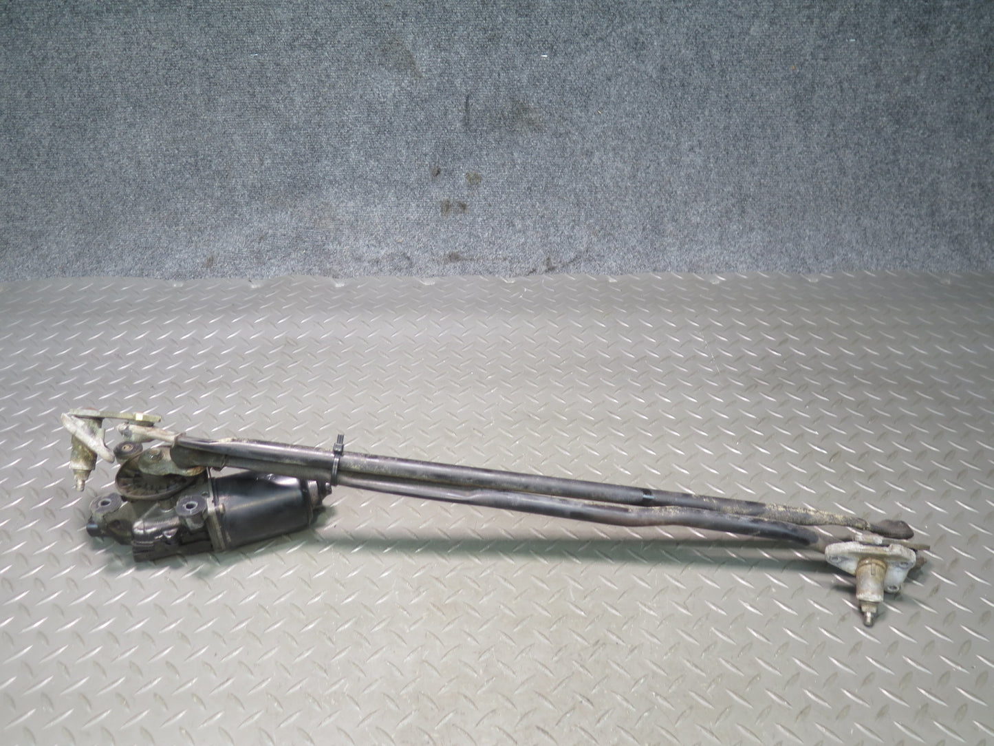 98-07 Lexus UZJ100L LX470 Front Windshield Wiper Transmission Linkage w Motor