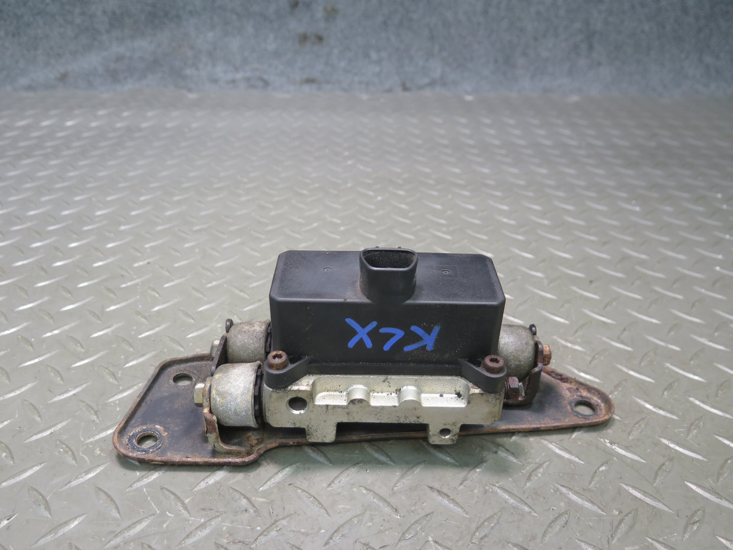 1998-2007 Lexus UZJ100L LX470 Suspension Height Control Leveler Valve