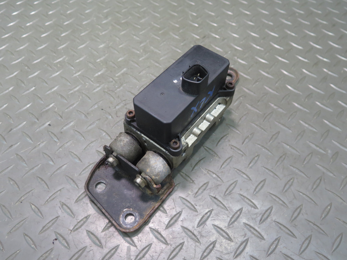 1998-2007 Lexus UZJ100L LX470 Suspension Height Control Leveler Valve