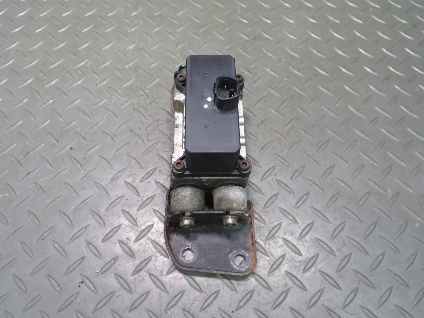 1998-2007 Lexus UZJ100L LX470 Suspension Height Control Leveler Valve