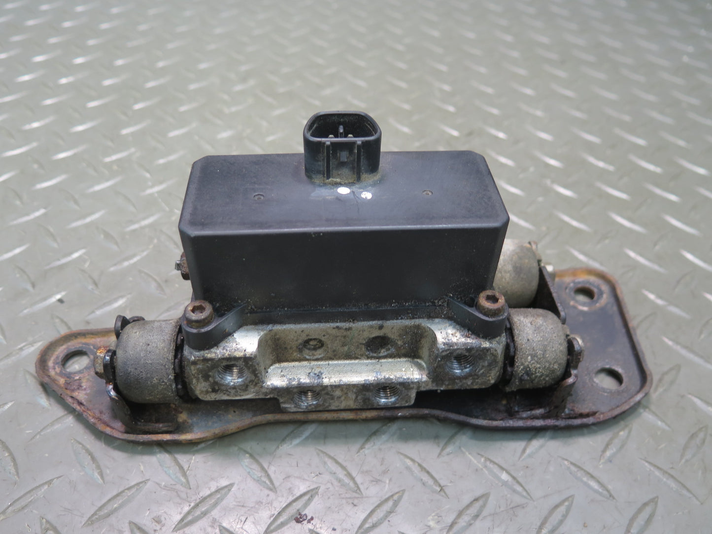 1998-2007 Lexus UZJ100L LX470 Suspension Height Control Leveler Valve